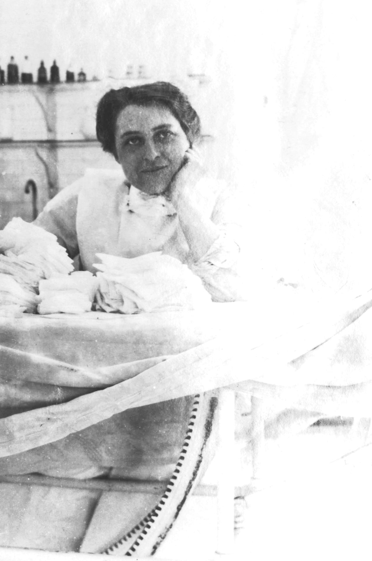 Nurse Clementina Marshall 1914, SMILING, as she folds bandages at Sydney hospital about 1914 aged 35